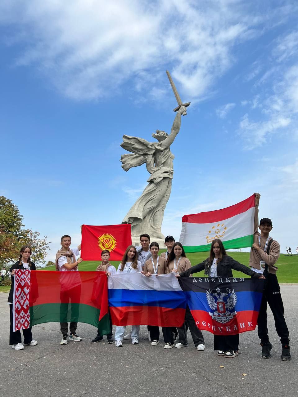 Cамое большое Знамя Победы в мире! - Российско-таджикская школа в городе  Худжанд